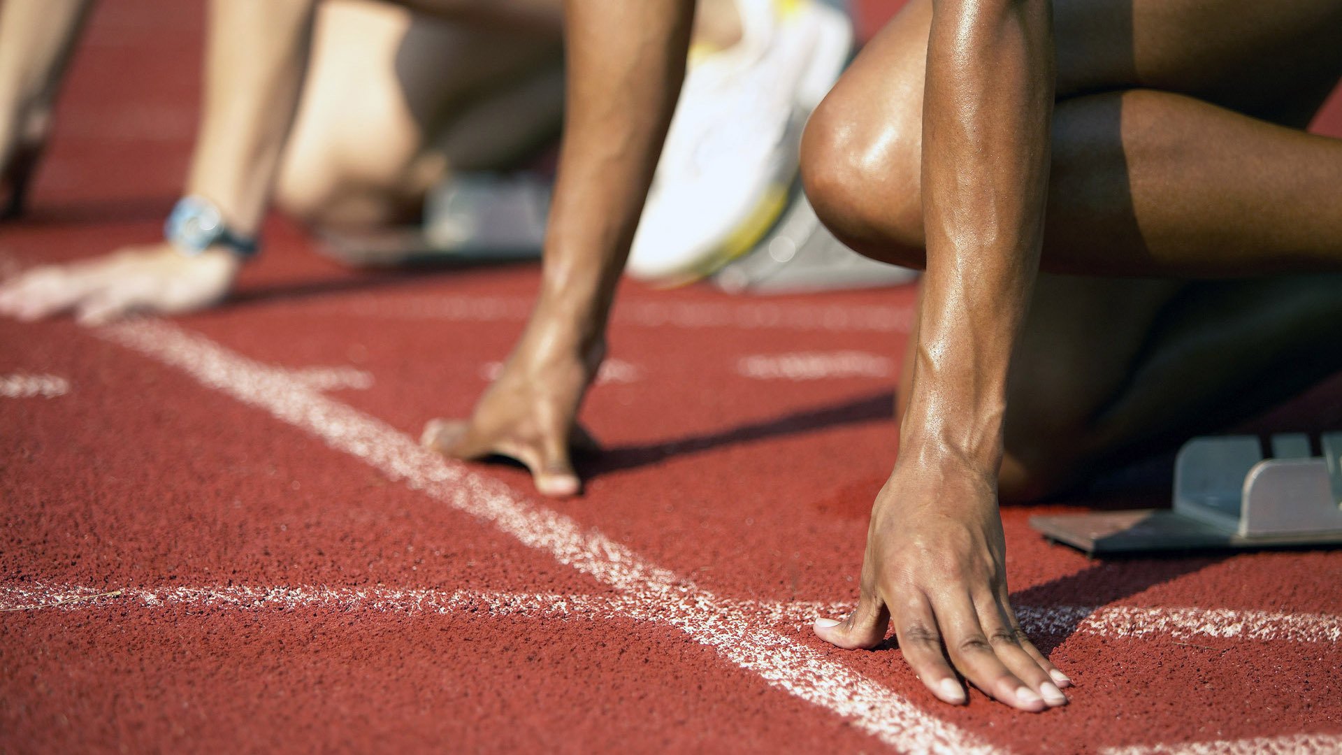 强队实力横扫对手，场上战斗激烈令人目不转睛，强队对强队的成语